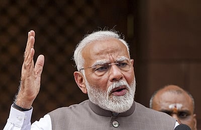 மத்திய-மாநில அரசுகள் இடையே பாலமாக ஆளுநா்கள்: பிரதமா் மோடி வலியுறுத்தல்